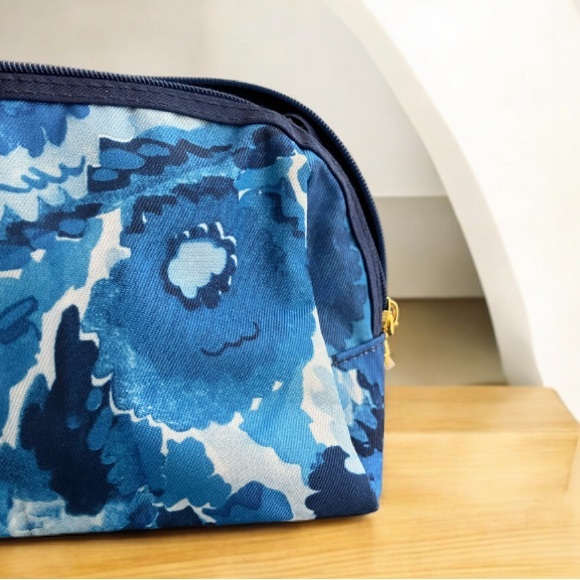 2/$25 NEW Estée Lauder Blue Watercolour Floral Wave Pattern Cosmetic Makeup Bag - Picture 3 of 6